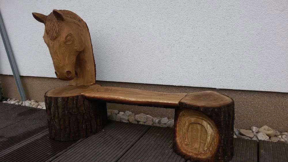 Lavička s hlavou koně