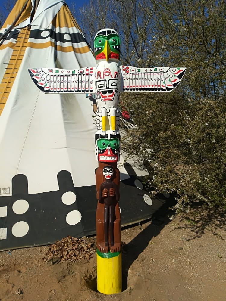 Barevný totem