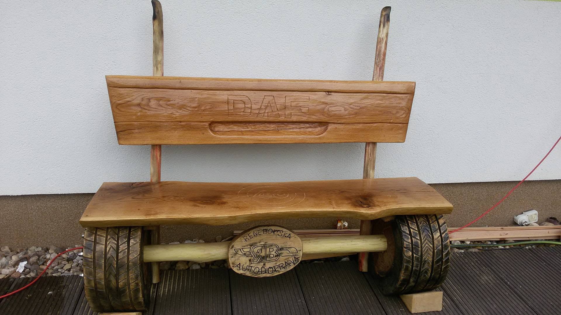 Lavička s nápisem