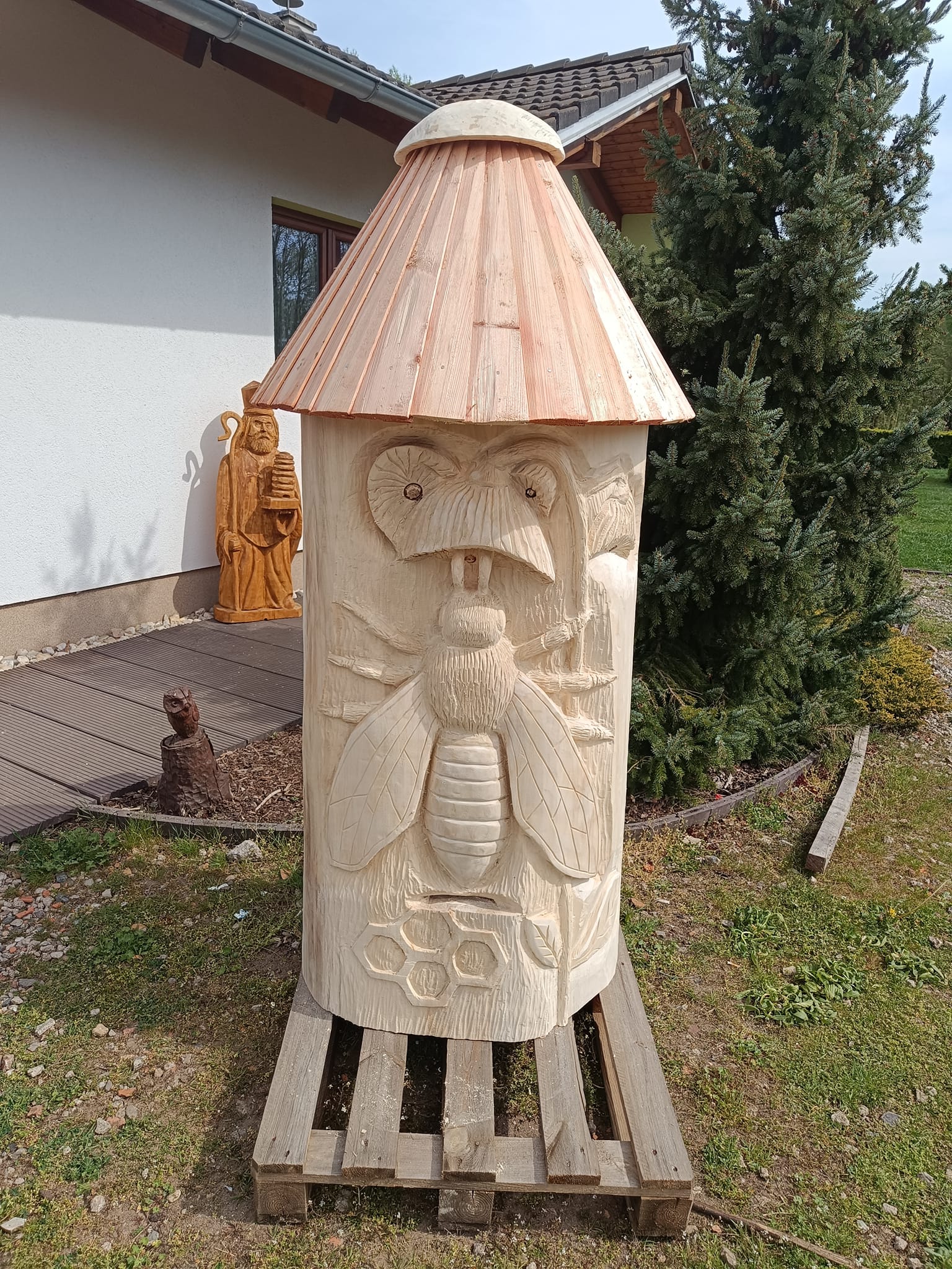 Včelí klát s vyřezávanou včelou